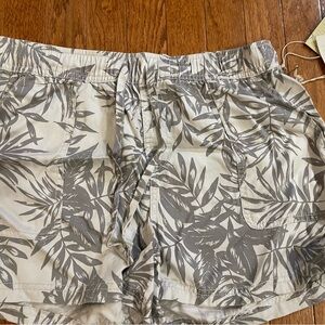 C&C California Gray Leaf Print Elastic Waist Shorts